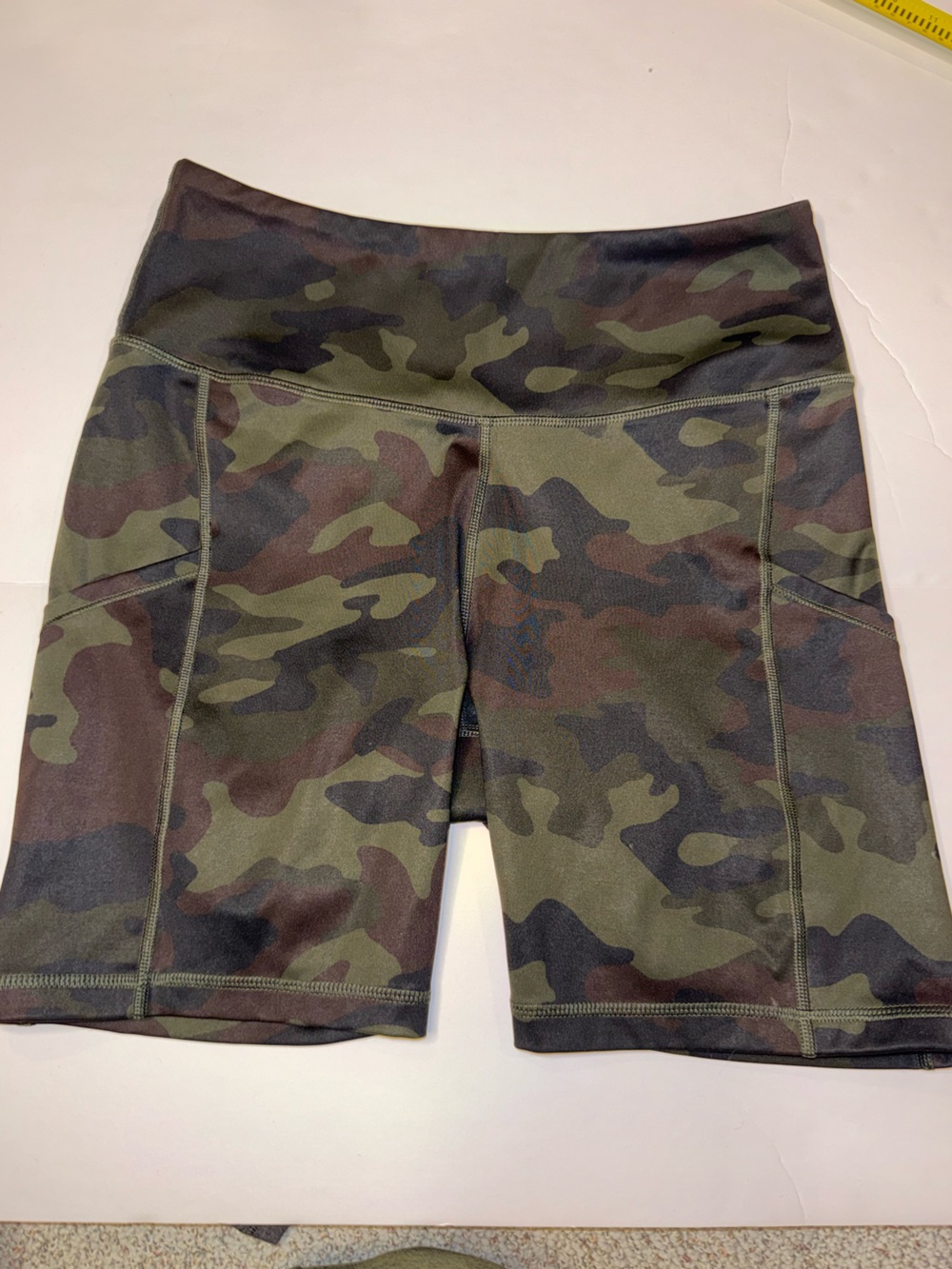 BR standard banana republic High-Rise Camo Active Bike Shorts - Olive Green Sz M